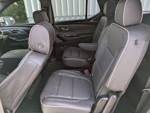 Used 2023 Chevrolet Traverse Premier FWD image 11