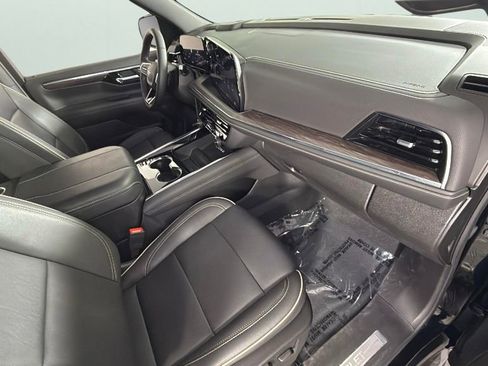 Certified 2025 Chevrolet Suburban Premier image 38