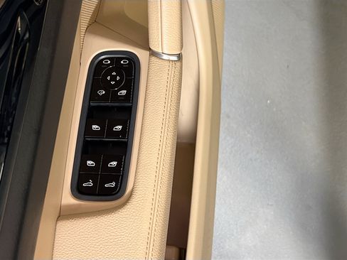 Used 2021 Porsche Cayenne AWD/4WD image 18