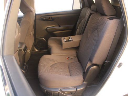 Used 2022 Toyota Highlander LE AWD/4WD image 11