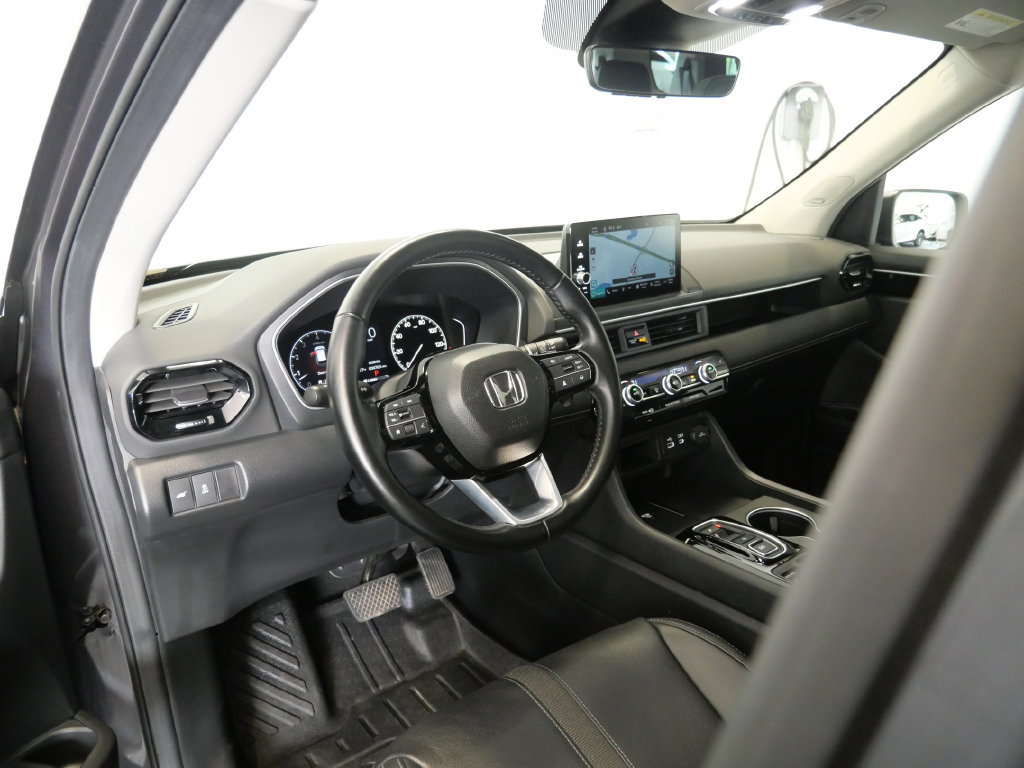 Used 2025 Honda Pilot Touring image 13