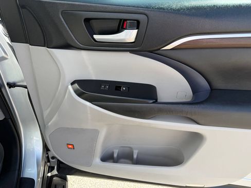 Used 2015 Toyota Highlander Limited Platinum FWD image 14