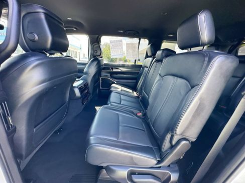 Used 2024 Jeep Wagoneer Series II RWD image 23