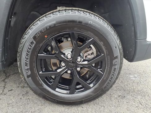 Certified 2025 Jeep Grand Cherokee Altitude AWD/4WD image 17