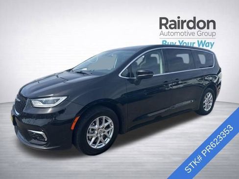 Used 2023 Chrysler Pacifica Touring-L FWD image 3