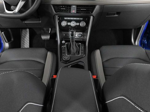 Certified 2022 Volkswagen Taos SEL AWD/4WD image 18