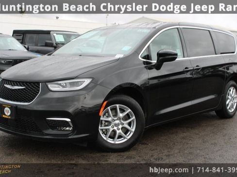 Used 2023 Chrysler Pacifica Touring-L image 7