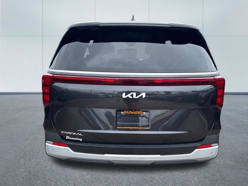 Used 2025 Kia Carnival FWD image 3