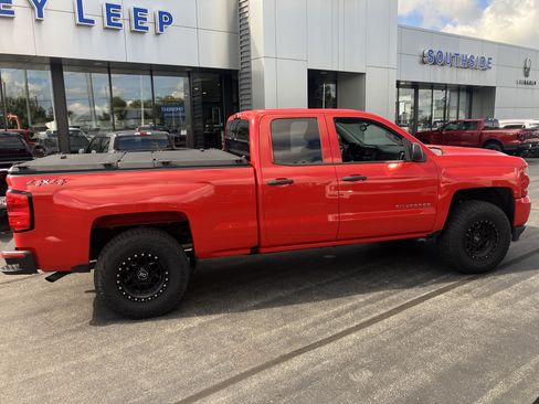 Used 2019 Chevrolet Silverado 1500 Custom w/ Custom Convenience Package AWD/4WD image 8