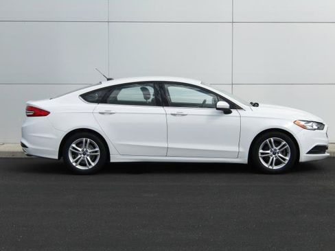 Used 2018 Ford Fusion SE FWD image 3