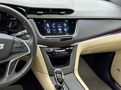 Used 2017 Cadillac XT5 Luxury image 3