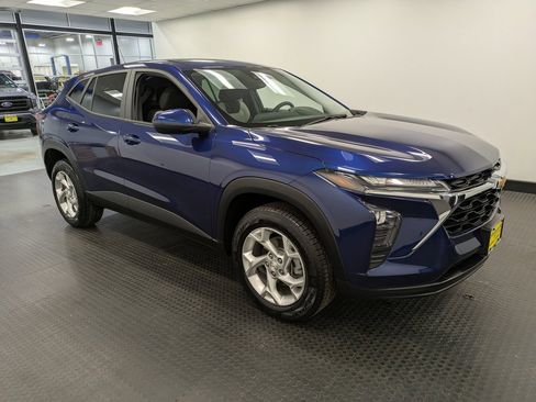 Used 2024 Chevrolet Trax LS w/ LS Convenience Package image 3