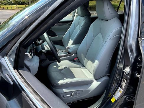 Used 2024 Toyota Highlander Limited image 25