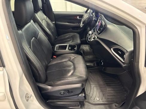 Used 2020 Chrysler Pacifica Touring-L FWD image 57