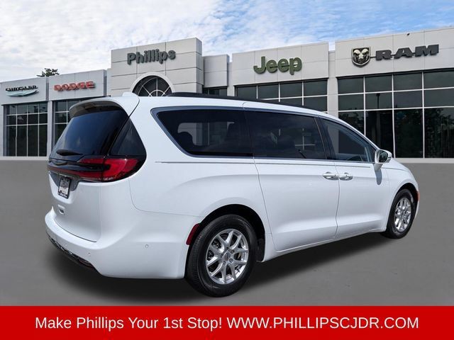 Certified 2022 Chrysler Pacifica Touring-L w/ Uconnect Theater Family Group FWD image 3
