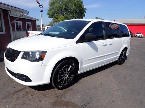 Used 2015 Dodge Grand Caravan SE w/ Quick Order Package 29E SE FWD image 3
