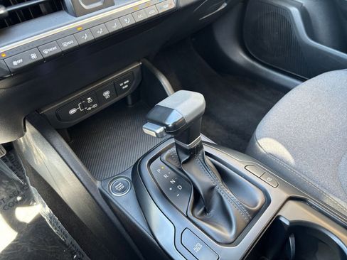 Used 2025 Kia K4 LXS image 40