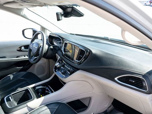 Used 2024 Chrysler Pacifica Limited image 23