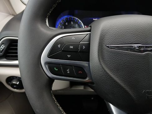 Used 2022 Chrysler Pacifica Touring-L FWD image 11