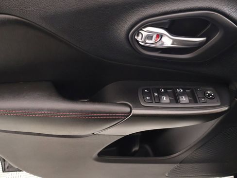 Used 2020 Jeep Cherokee Trailhawk AWD/4WD image 15