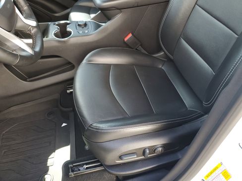 Used 2023 GMC Terrain SLT w/ LPO, Floor Liner Package AWD/4WD image 23
