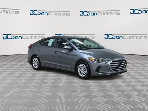 Used 2018 Hyundai Elantra SE w/ Winter Weather Package FWD image 2
