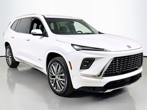 Used 2025 Buick Enclave Avenir image 3