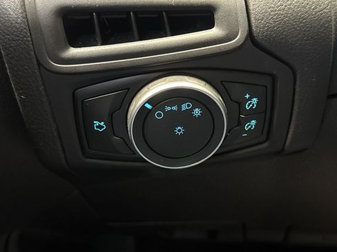 Used 2017 Ford Focus SE w/ Cold Weather Package FWD image 27