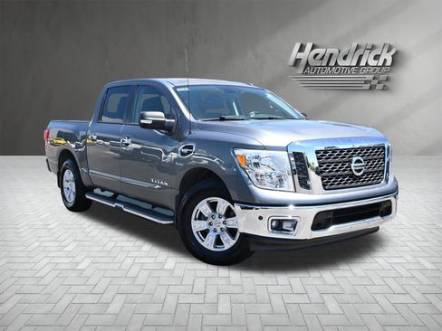 Used 2017 Nissan Titan SV RWD image 2
