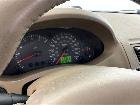Used 2005 Ford Focus ZX4 Sedan FWD image 27
