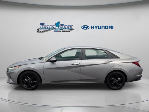 Used 2023 Hyundai Elantra SEL w/ Preferred Accessory Package FWD image 5