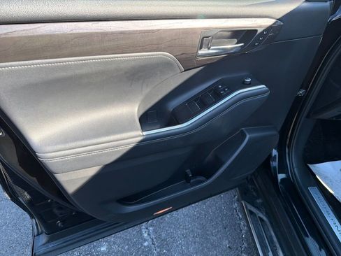 Used 2022 Toyota Highlander Limited image 10