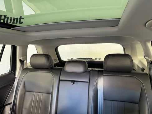 Used 2022 Volkswagen Tiguan SE w/ Panoramic Sunroof Package image 5