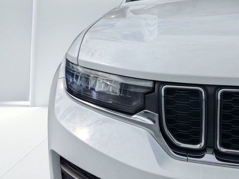 Used 2023 Jeep Grand Cherokee Laredo w/ Luxury Tech Group I AWD/4WD image 9