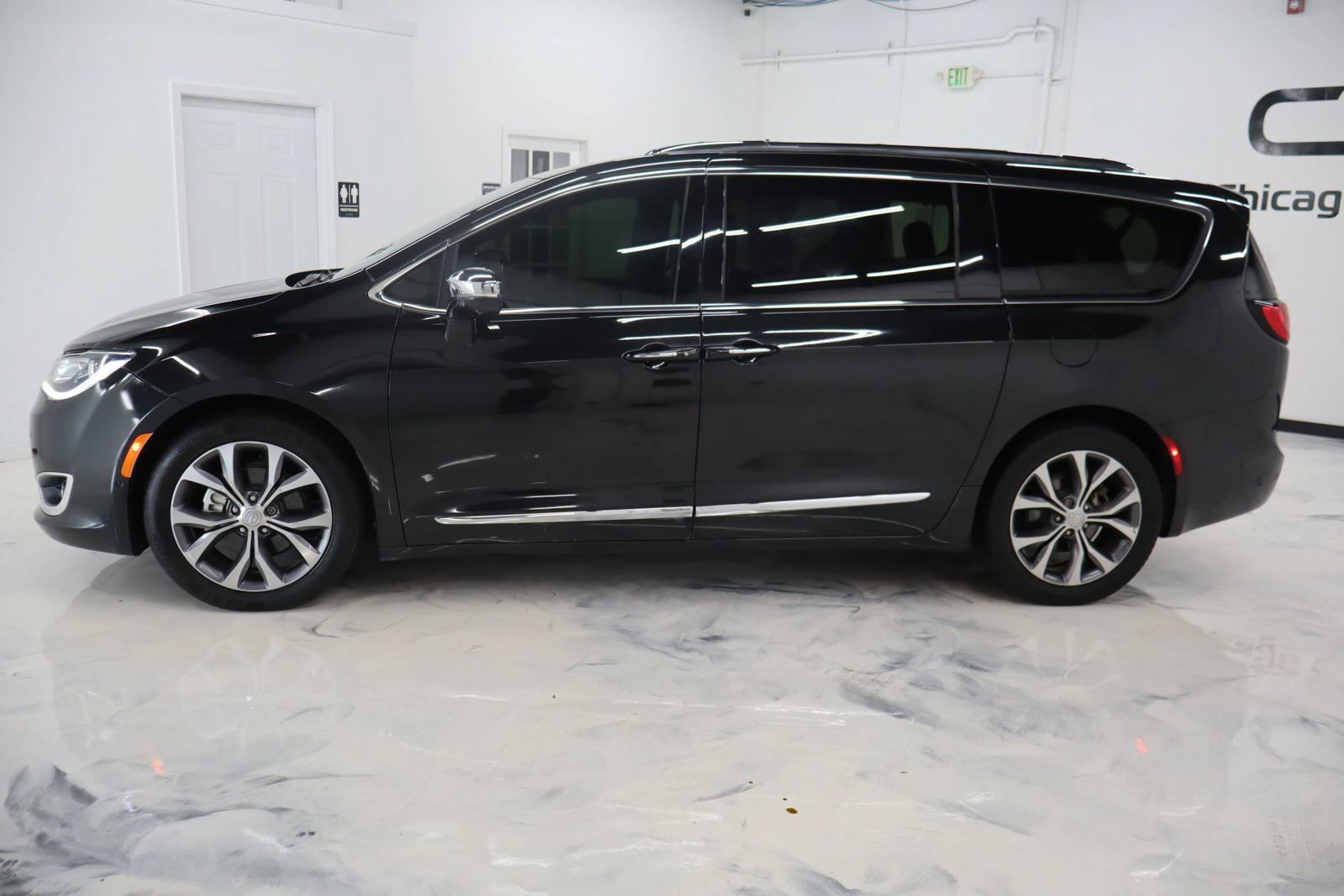 Used 2017 Chrysler Pacifica Limited w/ UConnect Theater Package FWD image 6