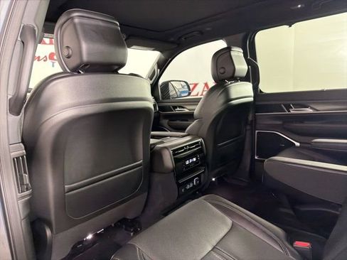 Used 2024 Jeep Wagoneer Series III w/ Premium Group I AWD/4WD image 14