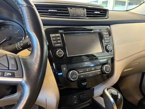 Used 2017 Nissan Rogue SL w/ SL Premium Package AWD/4WD image 18