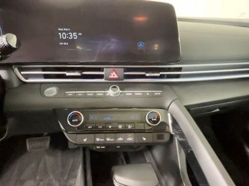 Used 2025 Hyundai Elantra SEL FWD image 33