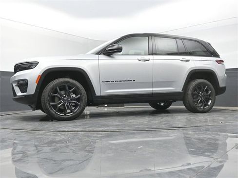 New 2025 Jeep Grand Cherokee Limited image 34