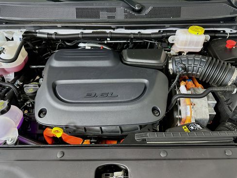 Used 2025 Chrysler Pacifica Premium FWD image 35