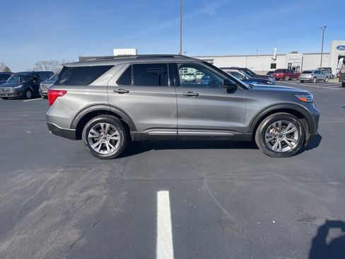 Used 2022 Ford Explorer XLT w/ Equipment Group 202A image 4