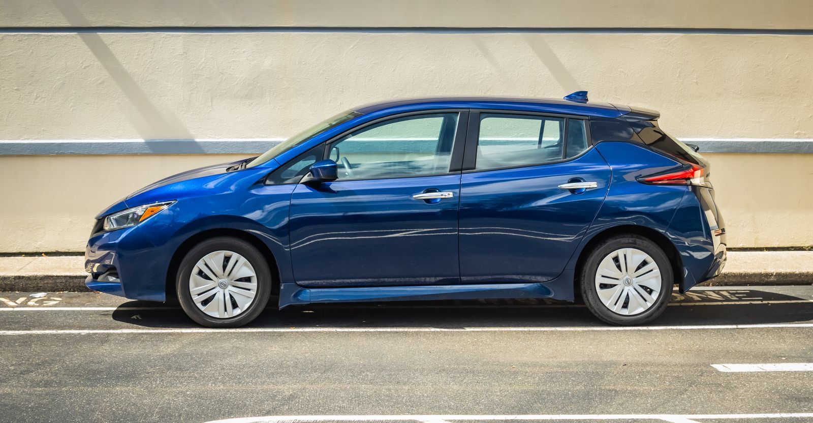 Used 2025 Nissan Leaf S FWD image 4