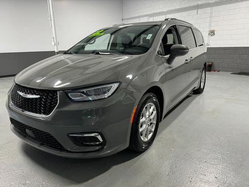 Used 2022 Chrysler Pacifica Touring-L image 8