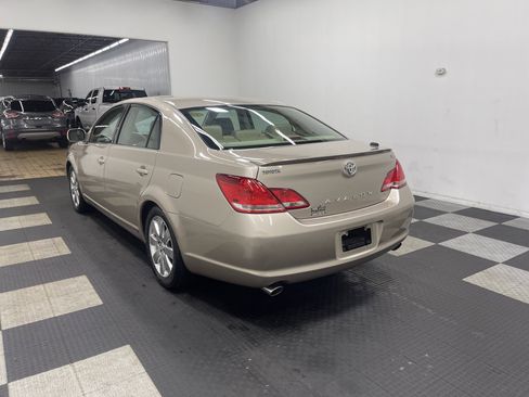 Used 2005 Toyota Avalon XLS image 2
