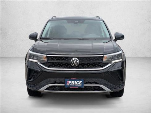 Used 2024 Volkswagen Taos SE image 2