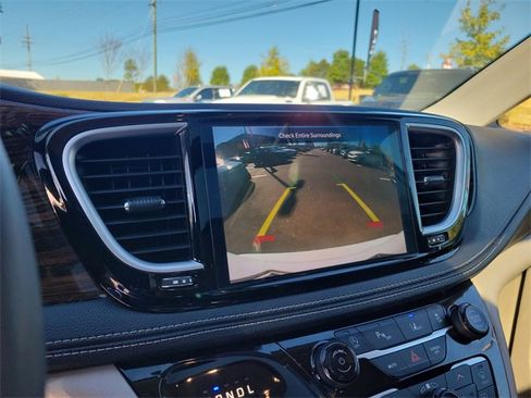 Used 2023 Chrysler Pacifica Limited image 28
