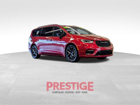 Used 2024 Chrysler Pacifica Limited w/ S Appearance Package FWD image 5