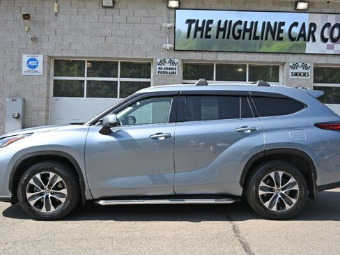 Used 2022 Toyota Highlander XLE AWD/4WD image 2