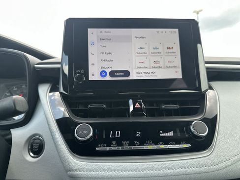 Used 2025 Toyota Corolla SE FWD image 28