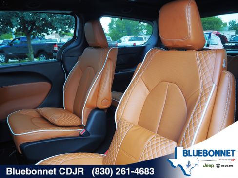 New 2026 Chrysler Pacifica Pinnacle FWD image 16